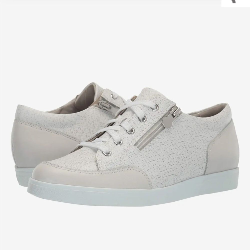 Munro Women's Cream Casual Sneakers